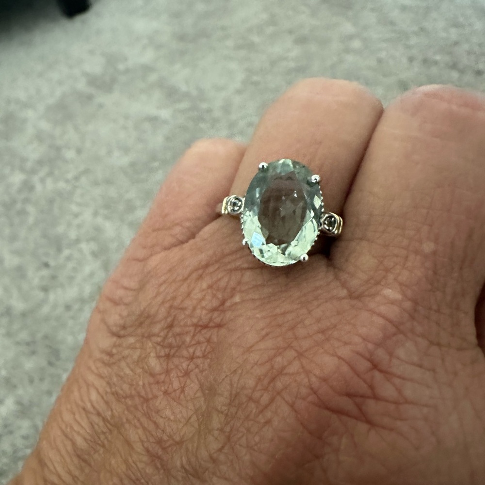 Peridot stone ring with 2 small cz stones on each side sterling silver size 8